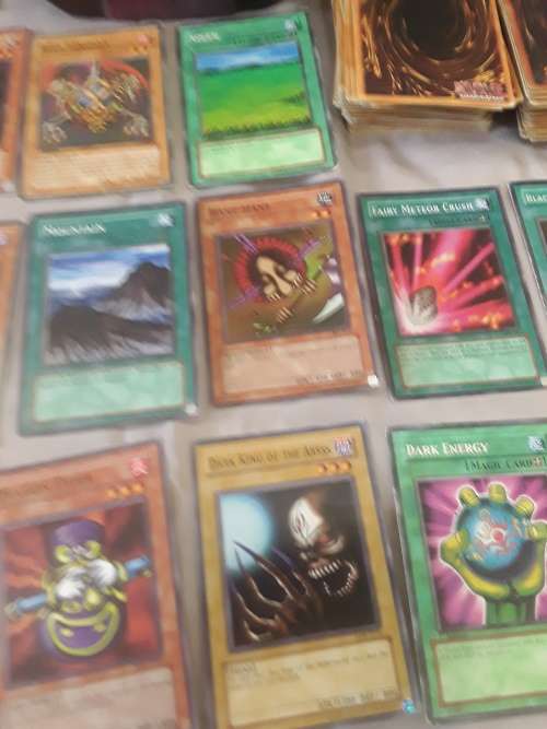 LOT OF 170 YUGIOH TRADING CARDS INCLUDING TIN
