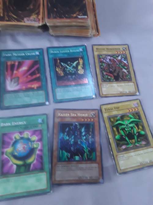 LOT OF 170 YUGIOH TRADING CARDS INCLUDING TIN