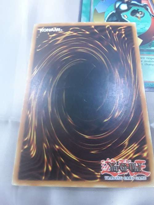 LOT OF 170 YUGIOH TRADING CARDS INCLUDING TIN