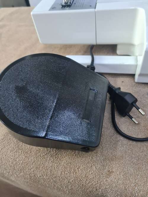 EMPISAL DRESS MAKER 270D SEWING MACHINE (WORKS LIKE A BOMB)