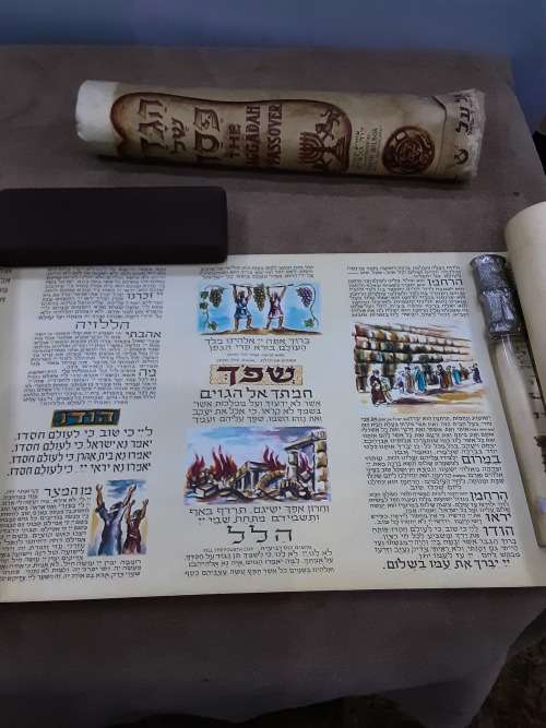THE HAGGADAH OF PASSOVER JEWISH SCROLL