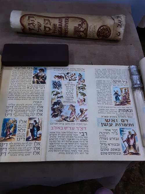 THE HAGGADAH OF PASSOVER JEWISH SCROLL