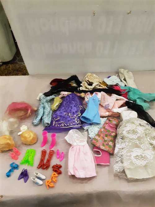 JOBLOT DOLLS CLOTHING, SHOES AND ASSESCORIES(BARBIE SIZE)