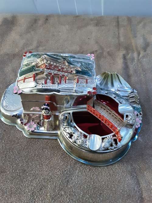 VINTAGE MID CENTURY JAPAN METAL SMOKING ART DECOR ASHTRAY AND CASE(20CM LENGTH AND 8CM HEIGHT)