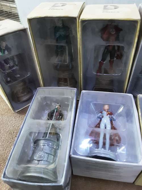 SET OF 10 DC COMIC SUPERHEROES (CAST IN LEAD)