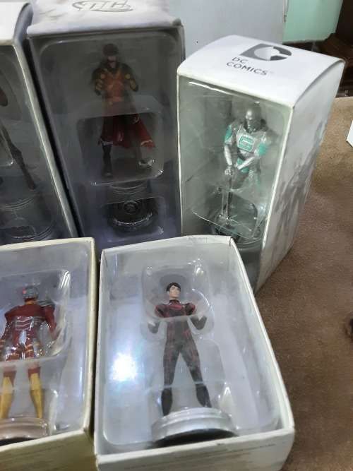 SET OF 10 DC COMIC SUPERHEROES (CAST IN LEAD)