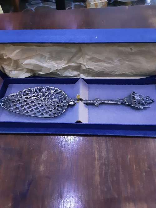 VINTAGE SILVERPLATED CAKE LIFTER(UNUSED)