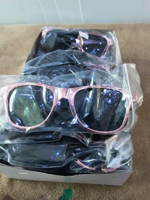 BOX OF 20 GOOD QUALITY SUNGLASSES(NOT CHINESE MAKE)VINTAGE LOOK