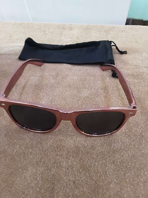 BOX OF 20 GOOD QUALITY SUNGLASSES(NOT CHINESE MAKE)VINTAGE LOOK