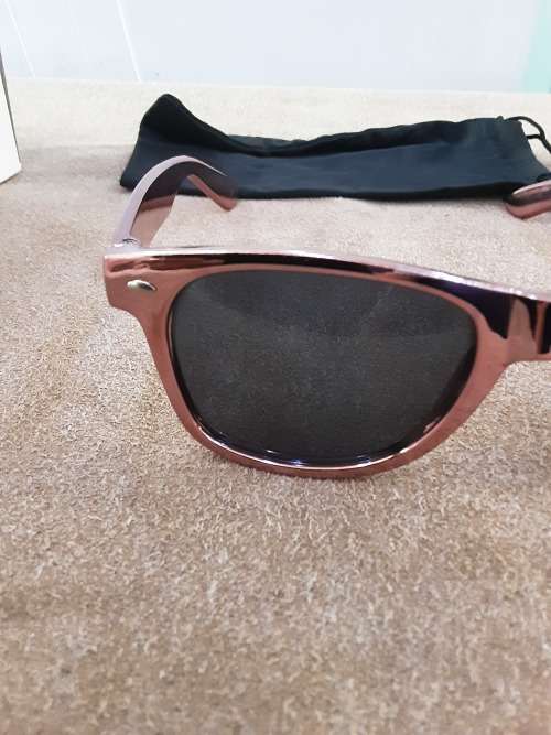 BOX OF 20 GOOD QUALITY SUNGLASSES(NOT CHINESE MAKE)VINTAGE LOOK