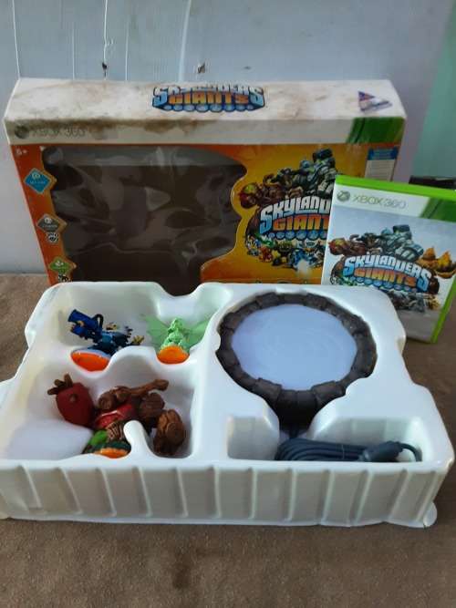 SKYLANDERS GIANT XBOX 360 STARTER PACK(EXCLUSIVE GLOW IN THE DARK)