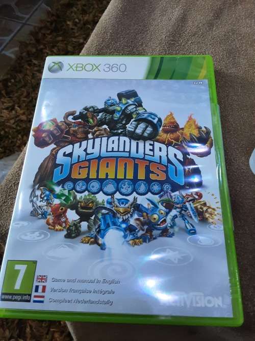 SKYLANDERS GIANT XBOX 360 STARTER PACK(EXCLUSIVE GLOW IN THE DARK)