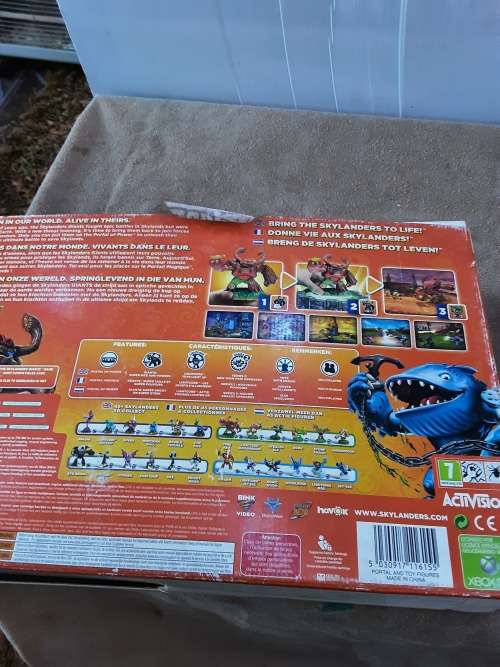 SKYLANDERS GIANT XBOX 360 STARTER PACK(EXCLUSIVE GLOW IN THE DARK)