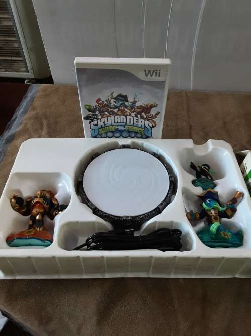 SKYLANDERS SWAP FORCW WII STARTER PACK(UNUSED)INCL.3 FIGURES,WII DISC,PORTAL POWER STAND AND CABLE,E