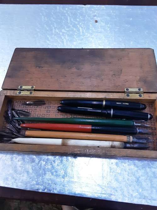 VINTAGE CALLIGRAPHY SET WITH FABER CASTELL AND OSMIROID FOUNTAIN PENS IN SOLID WOODEN BOX
