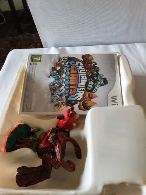 SKYLANDERS GIANTS WII 2 PIECE BOOSTER PACK(FIGURE AND GAME DISC)