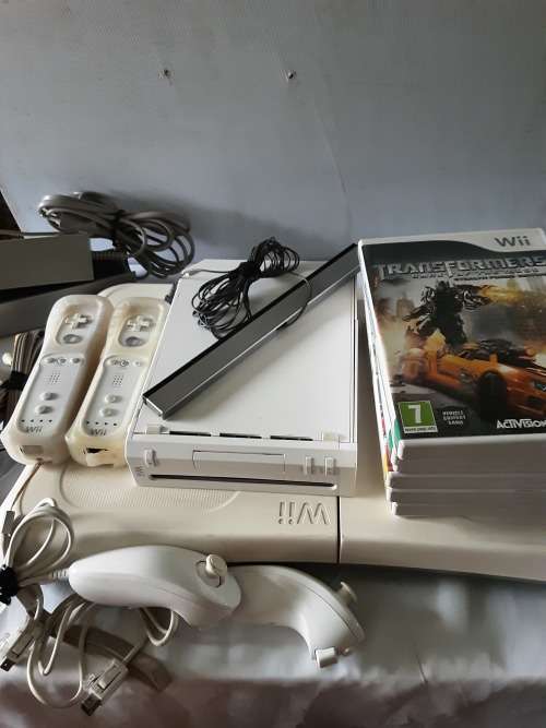 NINTENDO WII CONSOLE INCL.2 REMOTES, ADAPTERS,POWER SUPPLY,7 GAME DISCS AND ALL ASSESCORIES AS PHOTO