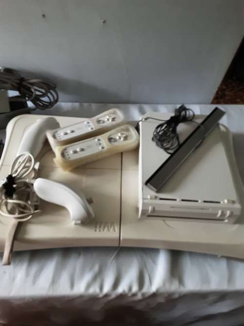 NINTENDO WII CONSOLE INCL.2 REMOTES, ADAPTERS,POWER SUPPLY,7 GAME DISCS AND ALL ASSESCORIES AS PHOTO