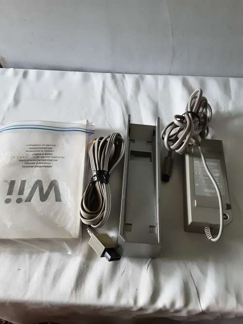 NINTENDO WII CONSOLE INCL.2 REMOTES, ADAPTERS,POWER SUPPLY,7 GAME DISCS AND ALL ASSESCORIES AS PHOTO