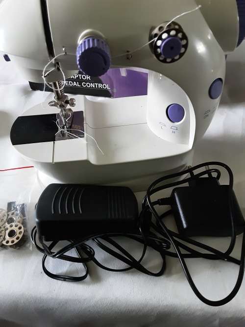 MINI ELECTRIC SEWING MACHINE WITH DOUBLE THREADS & 2 SPEED CONTROLS AND EXTENDED TABLE