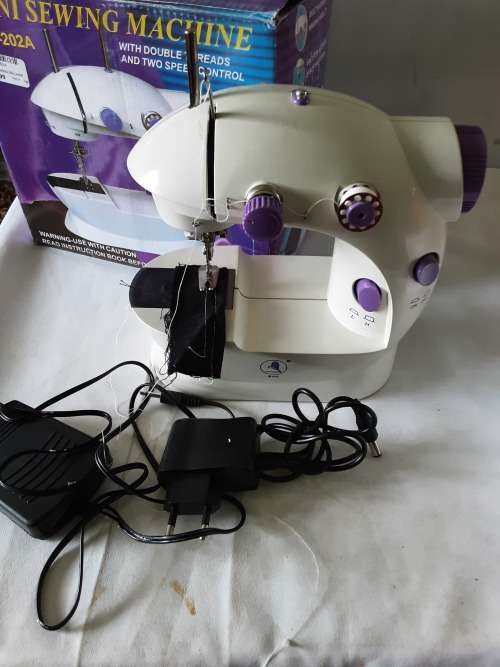 MINI ELECTRIC SEWING MACHINE WITH DOUBLE THREAD AND 2 SPEED CONTROL
