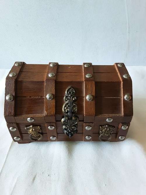 VINTAGE SOLID WOOD JEWELRY BOX WITH BRASS DECOR(18 x 12cm,height 12cm)