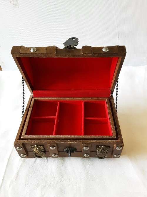 VINTAGE SOLID WOOD JEWELRY BOX WITH BRASS DECOR(18 x 12cm,height 12cm)
