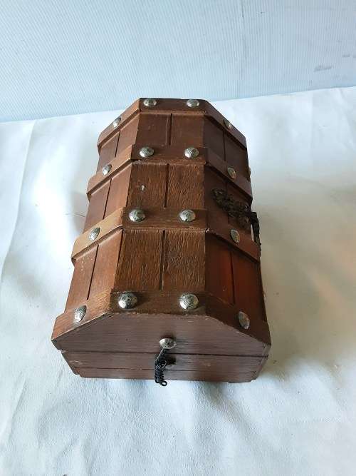 VINTAGE SOLID WOOD JEWELRY BOX WITH BRASS DECOR(18 x 12cm,height 12cm)