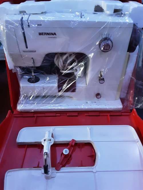 BERNINA SEWING MACHINE (ALL METAL)WITH CARRY CASE-WORKING AND EXCELLENT CONDITION