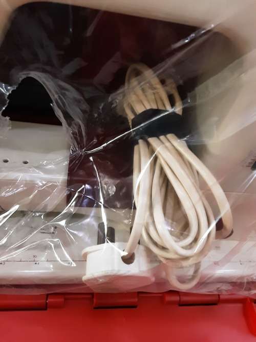 BERNINA SEWING MACHINE (ALL METAL)WITH CARRY CASE-WORKING AND EXCELLENT CONDITION