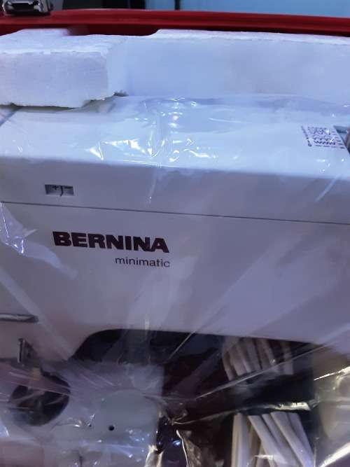 BERNINA SEWING MACHINE (ALL METAL)WITH CARRY CASE-WORKING AND EXCELLENT CONDITION