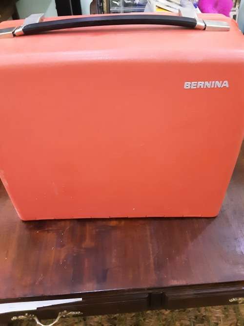BERNINA SEWING MACHINE (ALL METAL)WITH CARRY CASE-WORKING AND EXCELLENT CONDITION