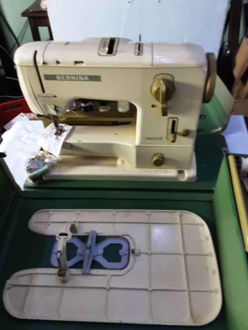 BERNINA RECORD 739 ALL METAL SEWING MACHINE (MADE IN SWITZERLAND)WITH CARRY CASE-WORKS PERFECTLY