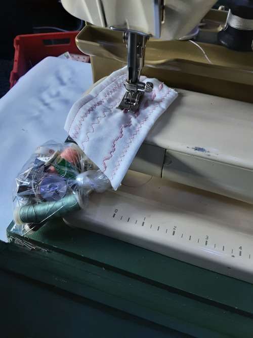 BERNINA RECORD 739 ALL METAL SEWING MACHINE (MADE IN SWITZERLAND)WITH CARRY CASE-WORKS PERFECTLY