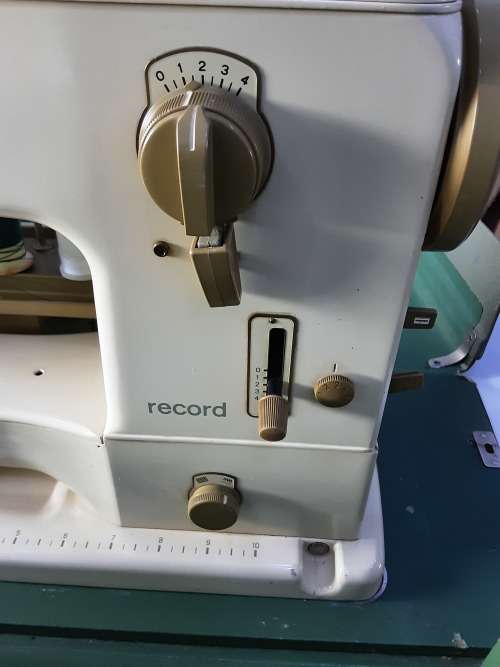 BERNINA RECORD 739 ALL METAL SEWING MACHINE (MADE IN SWITZERLAND)WITH CARRY CASE-WORKS PERFECTLY