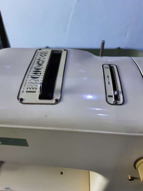 BERNINA RECORD 739 ALL METAL SEWING MACHINE (MADE IN SWITZERLAND)WITH CARRY CASE-WORKS PERFECTLY