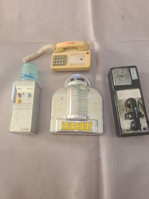 4 PIECE VINTAGE FRIDGE MAGNETS