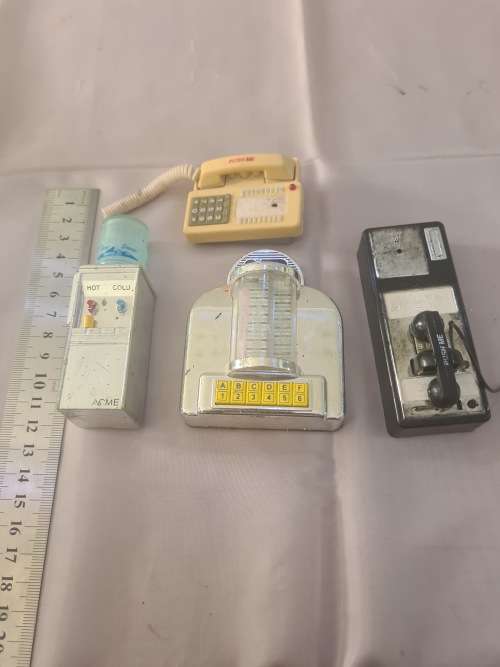 4 PIECE VINTAGE FRIDGE MAGNETS