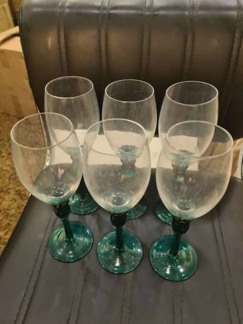 SET OF 6 GREEN STEM WINE GLASSES (21 X 6CM)