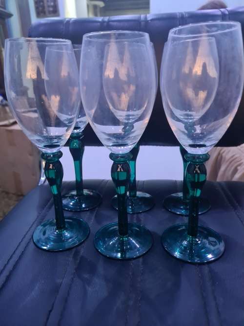 SET OF 6 GREEN STEM WINE GLASSES (21 X 6CM)