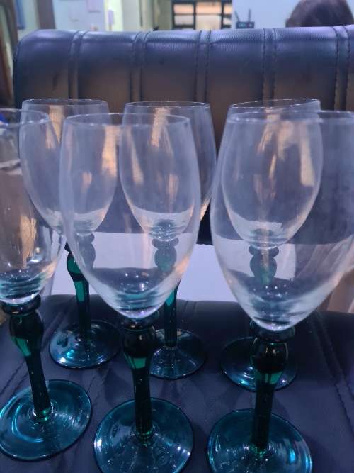 SET OF 6 GREEN STEM WINE GLASSES (21 X 6CM)