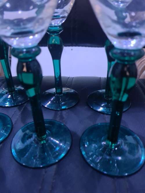 SET OF 6 GREEN STEM WINE GLASSES (21 X 6CM)