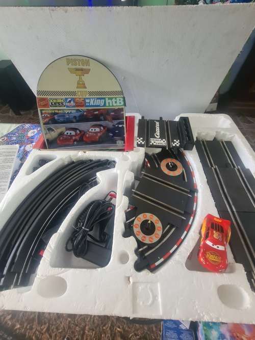 DISNEY PIXAR SCALEXTRIC CARS(LIGHTNING McQueen)
