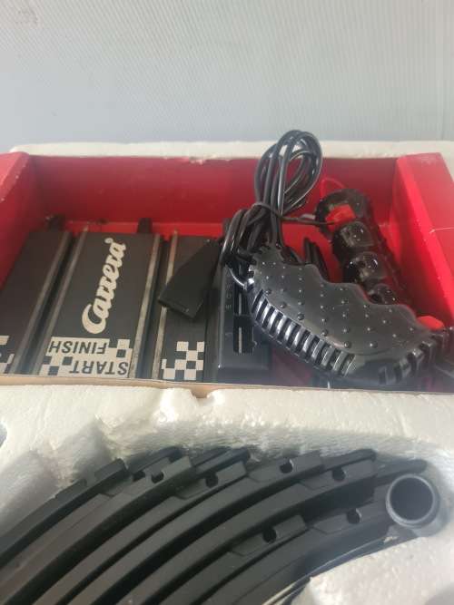 DISNEY PIXAR SCALEXTRIC CARS(LIGHTNING McQueen)