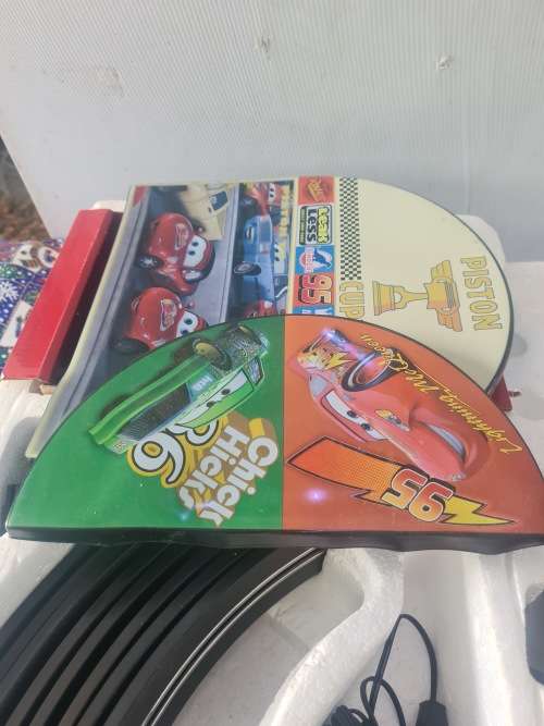 DISNEY PIXAR SCALEXTRIC CARS(LIGHTNING McQueen)