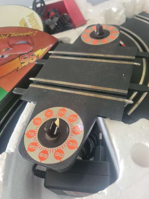 DISNEY PIXAR SCALEXTRIC CARS(LIGHTNING McQueen)