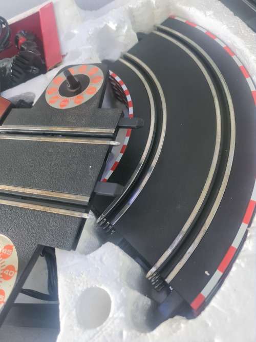 DISNEY PIXAR SCALEXTRIC CARS(LIGHTNING McQueen)