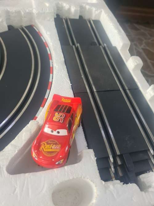 DISNEY PIXAR SCALEXTRIC CARS(LIGHTNING McQueen)
