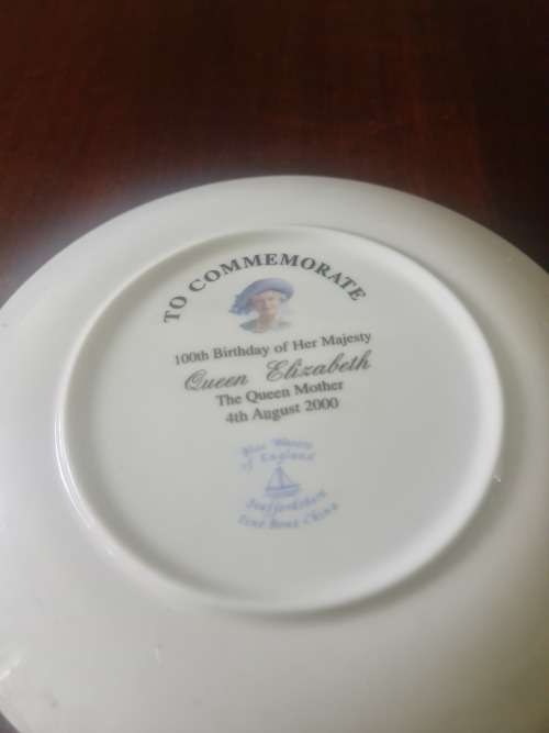 100TH BIRTHDAY OF QUEEN ELIZABETH MOTHER  COMMEMORATIVE  PORCELAIN  PLATE(16CM IN DIAMETER)