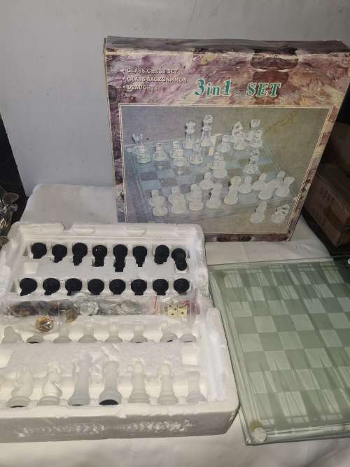 3 IN ONE GLASS CHESS/BACKGAMMON/DRAUGHT SET